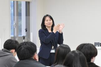 総括する酒井准教授