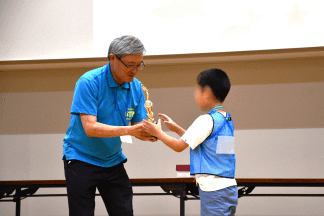 くるめSTP実行委員長の山下医師から最優秀賞のトロフィーが授与されました