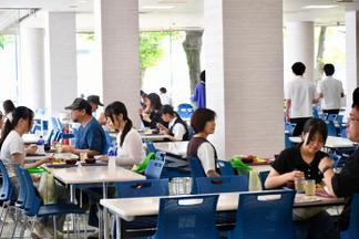 学生食堂で昼食を楽しむ参加者