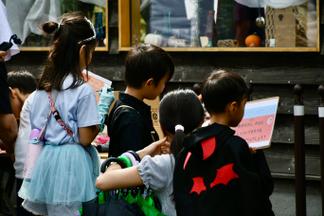 仮装してイベントに参加している子どもたち