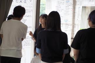 グループごとにまとめたポスターをもとに発表を行う学生たち