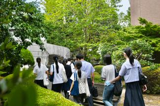 緑豊かなキャンパスを散策する参加者