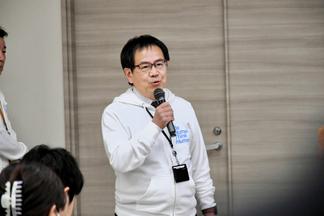 来場者に挨拶をする伊藤祐アドミッションオフィス部長