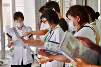 メモを取りながら訓練に参加する職員