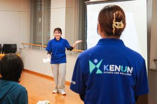 動画を見ながらスロージョギングのフォームなどを解説