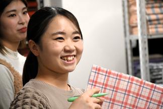 素材としての久留米絣について質問をする学生