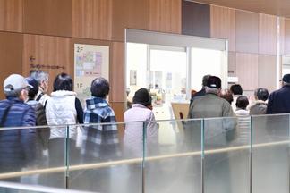 館内を見学する参加者