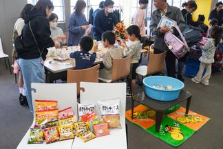 グリーンコープ生協ふくおかによるお菓子のUFOキャッチャー・子ども服おゆずり会