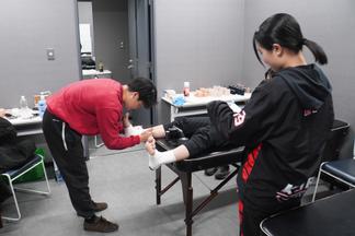 テーピングルームで活動する学生