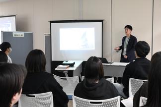 企業や業界の特徴について説明