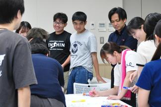 学生と語り合いながら