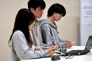 中間発表の様子