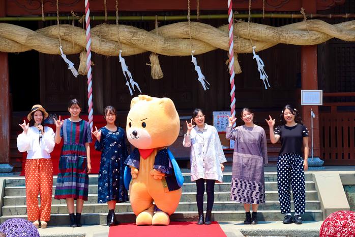 学生が久留米絣の衣装で魅力をPR