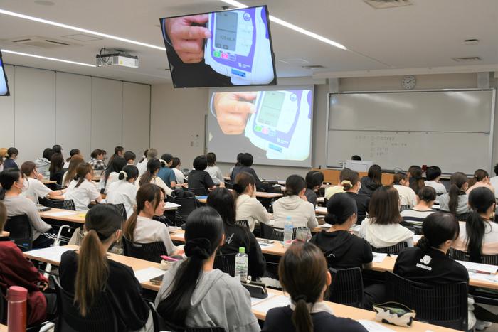 看護学科、新校舎での演習に最新のシステムを導入【地域・在宅療養生活支援論 】