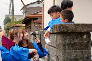 子どもたちに話を聞く学生たち