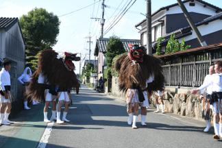 地区内を回る様子