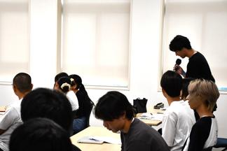 障害者雇用の現状について質問する学生
