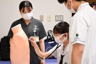 シミュレーターを使って聴診を体験する参加者