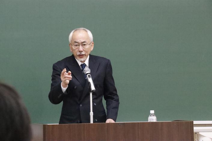 夜回り先生として活動されている水谷修先生