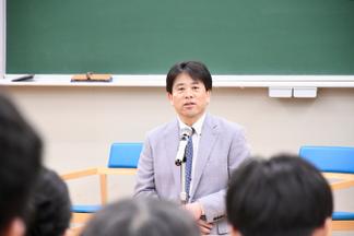 参加者を歓迎し挨拶をする山本健医学部長