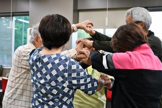 隣の人以外と手をつないだまま体をねじって1つの輪に