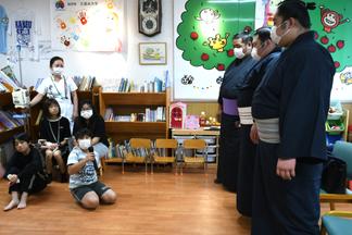 子どもたちからも、お相撲さんに質問してみよう！「ご飯は、どのくらい食べますか？」