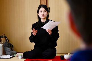 茶道体験で講師を務めた学生課の渕上理紗子さん