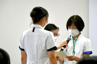 参加者一人ひとりに辞令を手渡す山本看護部長
