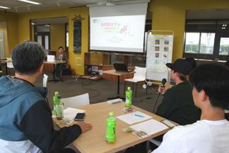 参加者にはお弁当やお菓子が用意されました