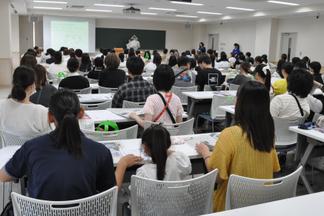 12名の教員が模擬授業を実施