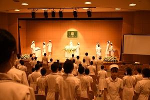 看護職への決意を新たに 医学部看護学科で半年遅れの戴帽式を挙行