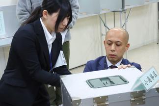 投票前に投票箱の鍵かけの確認