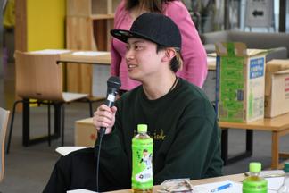 篠崎先生に質問する学生