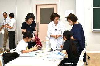 協同学習室1。何を勉強してるの？自習している学生とのふれあい