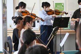 演奏を披露する学生たち