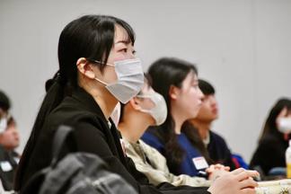 発表を聞く学生たち