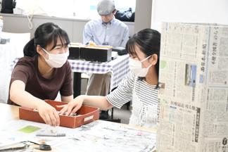 新聞を使ってコラージュ川柳