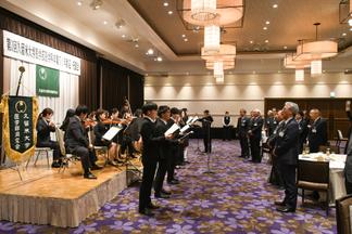 最後は医学部管弦楽部の伴奏のもと軽音楽部とともに全員で校歌を斉唱