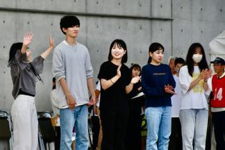 競技前に挨拶をする学生たち