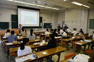 コップをひっくり返して、ガーゼマスク、サージカルマスク、N95マスクでは水がどうなるかの実験。