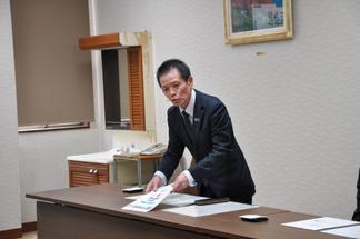 寄付に対する思いを説明する佐藤支社長
