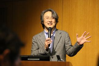 講演をする 分子生命科学研究所の上田泰己教授