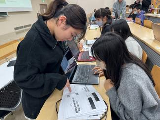 学生たちが丁寧にレクチャーします