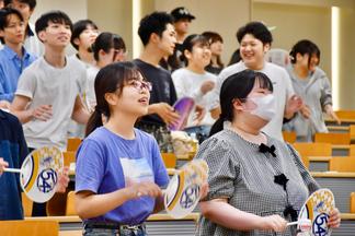 うちわをそろばんに見立て踊りました