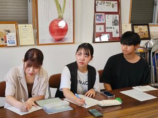 真剣に話を聞く学生