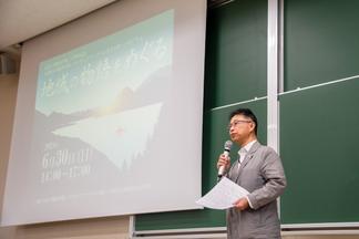 主催者を代表して開会の挨拶をする伊佐 淳 経済学部長