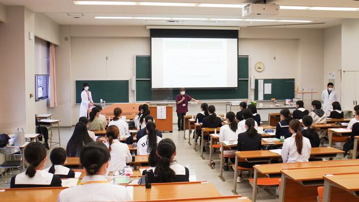 医学部看護学科で「感染症の脅威から身を守ろう～手洗いや清掃、マスクの効果をしらべよう～」を開催