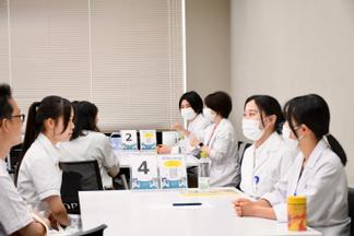 「女性医師と話そう」のコーナーで、医師としてのキャリアについて話を聞く参加者