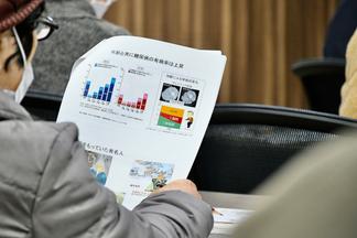 資料を手に講演を聴く参加者