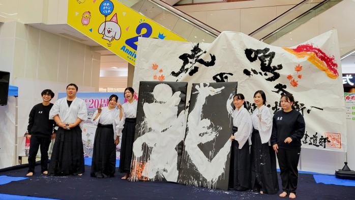 学生が地域のイベントでパフォーマンス(書道部)